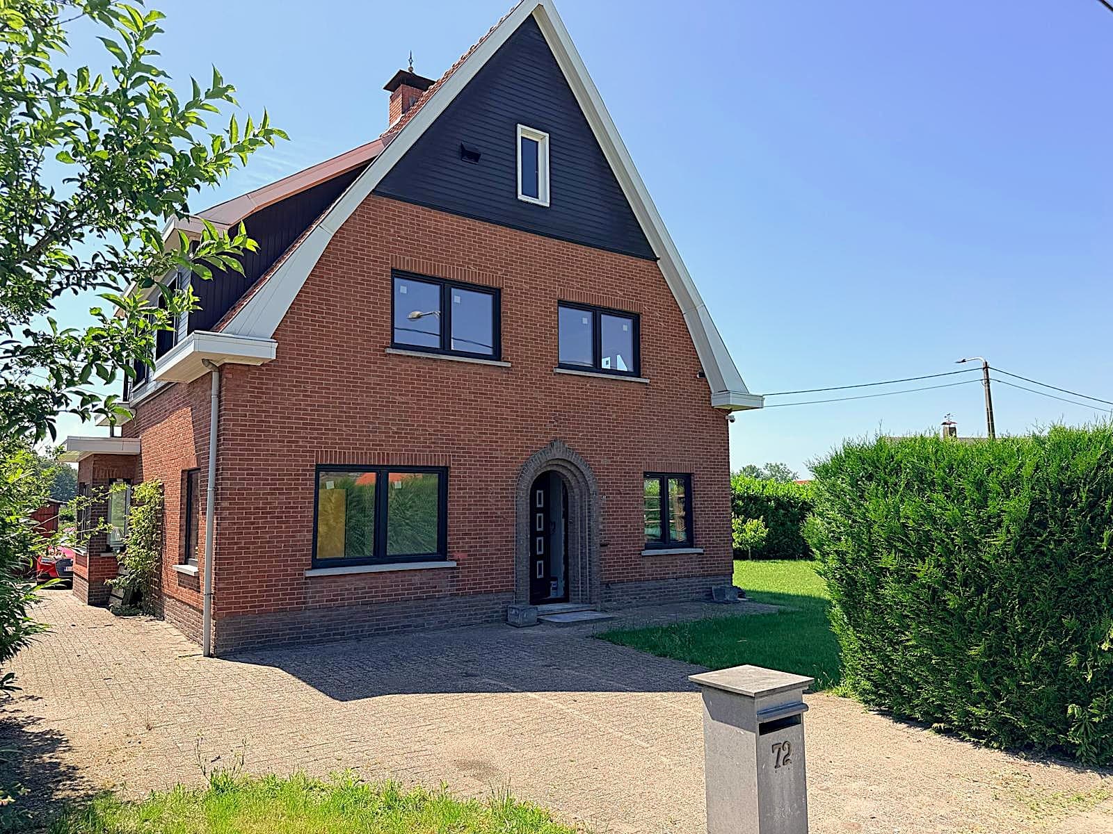 Volledig gestripte en gerenoveerde open bebouwing 4 slaapkamers, garage — foto 1