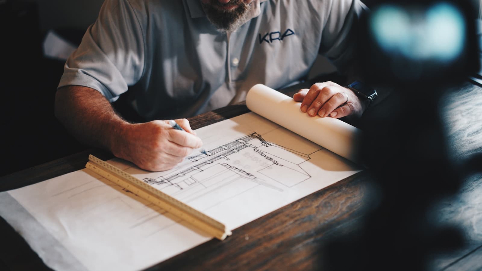 Verfroller op verse muur — klein renovatiewerk