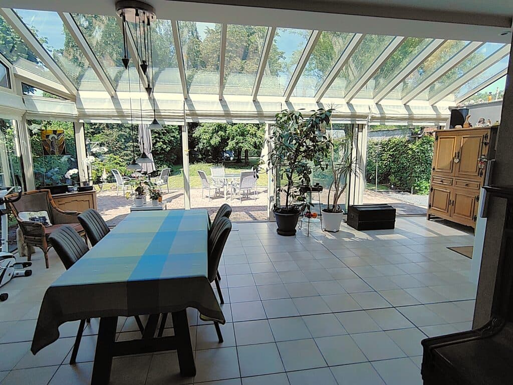 Instapklare villa te koop, prachtig zicht op tuin vanuit living en keuken, grote opslagruimte — foto 1
